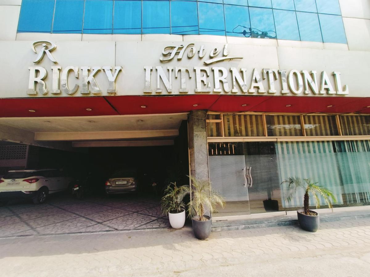 Hotel Ricky International Amritsar Exteriör bild