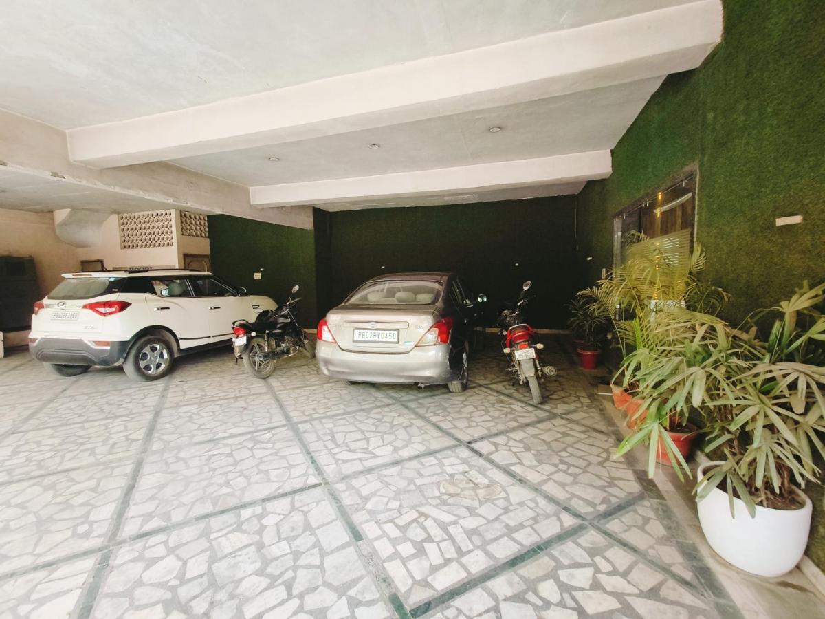 Hotel Ricky International Amritsar Exteriör bild